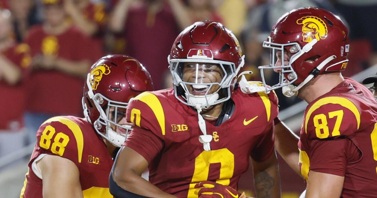 No. 13 USC runs over Utah State in dominant home opener [Video]