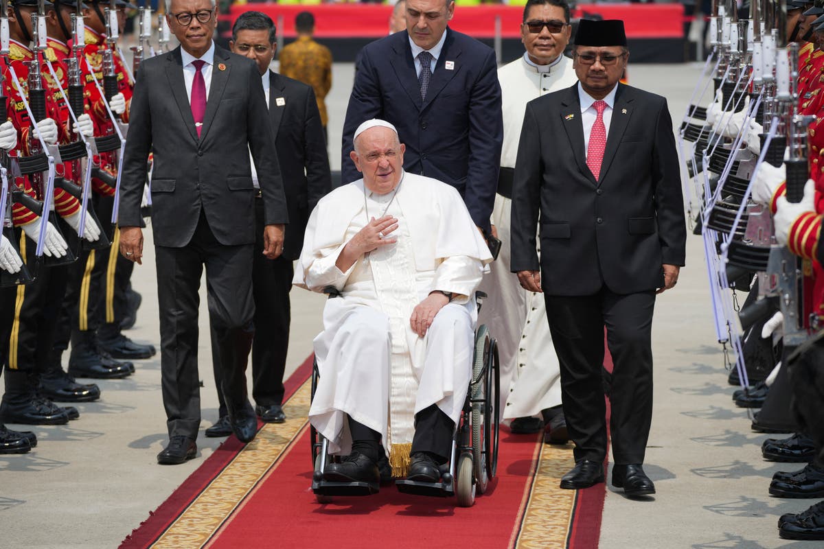 Pope Francis urges end to tribal violence in Papua New Guinea where he held mass at edge of the world [Video]