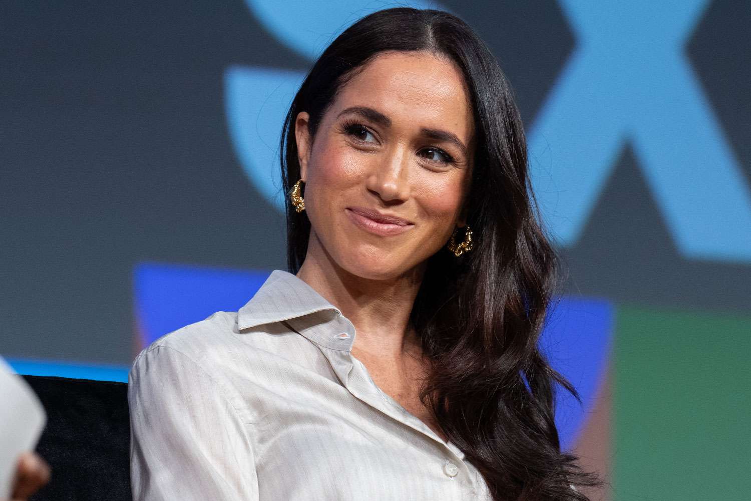 Meghan Markle Joins Oprah Winfrey for Surprise Appearance at California Bookstore [Video]