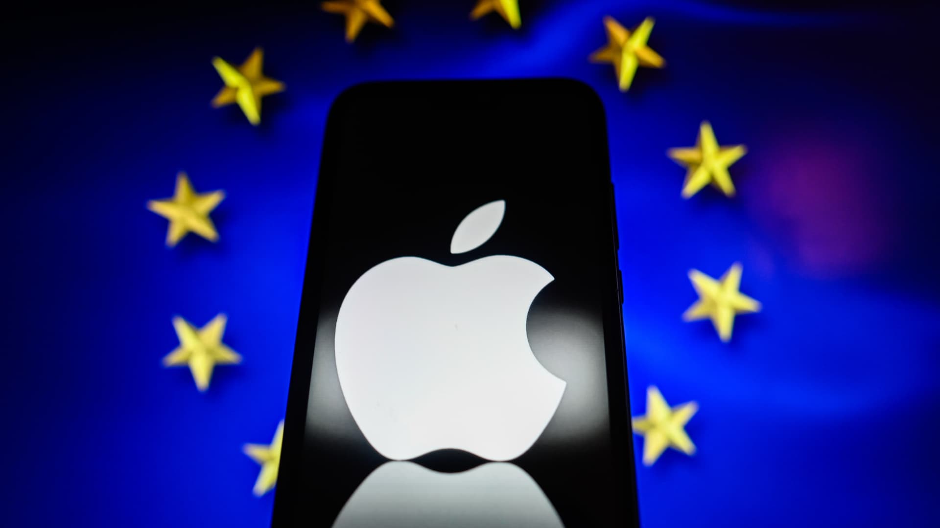 Apple must pay 13 billion euros in back taxes, EU’s top court rules [Video]