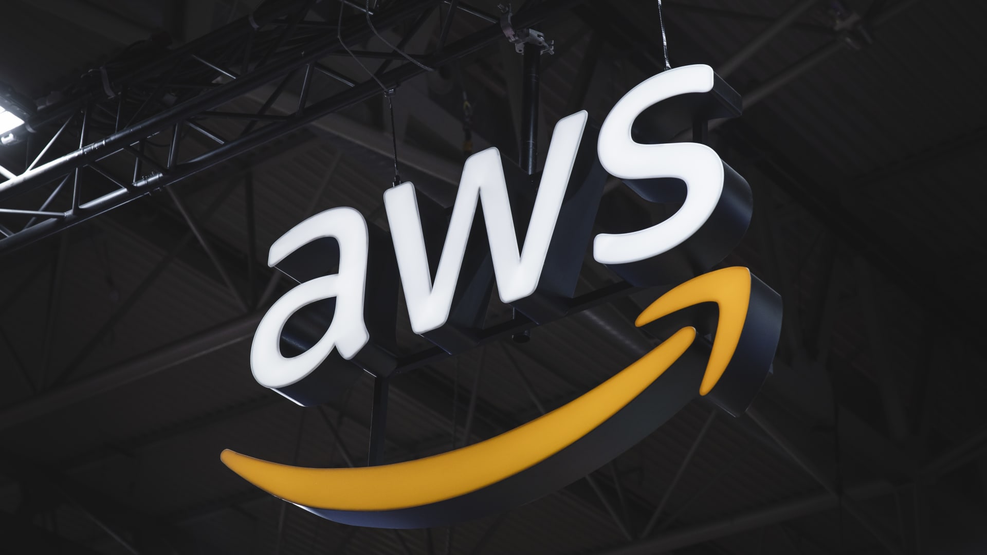 Amazon makes 8 billion UK investment to build cloud and AI infrastructure [Video]