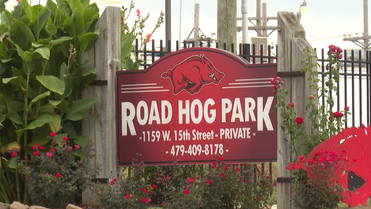 Fans gear up for tailgating ahead of the first Hogs home game [Video]