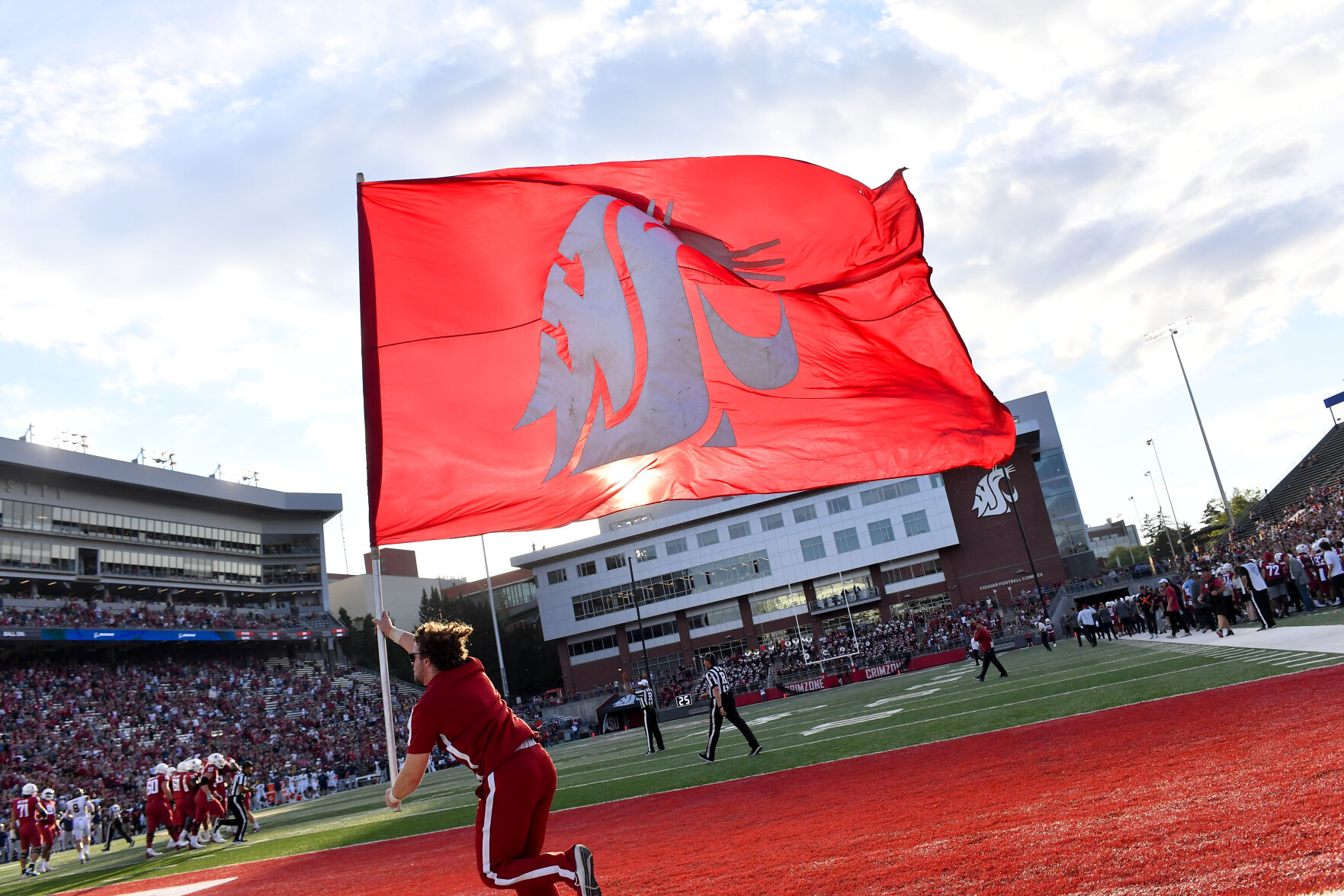 WSU cheer team wont be at Apple Cup due to bus issues [Video]