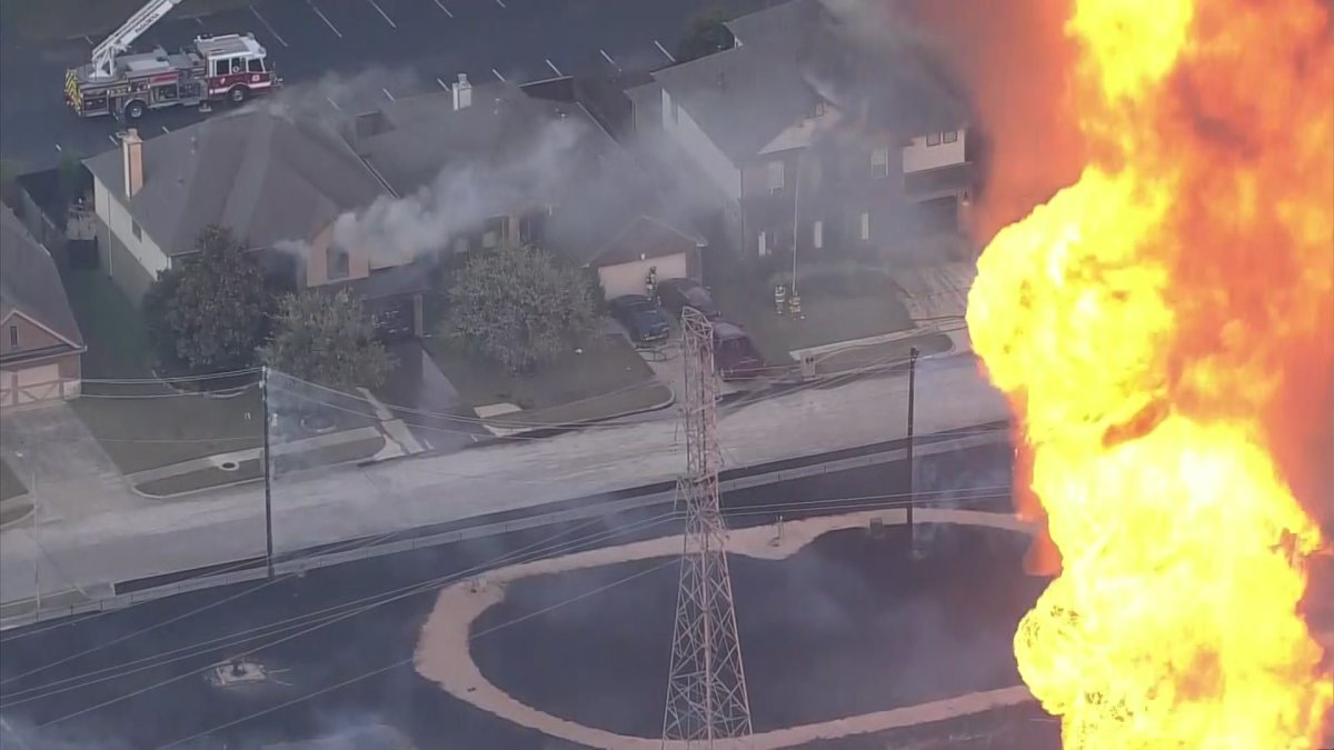 Houston pipeline explodes, suburb evacuating  NBC Los Angeles [Video]