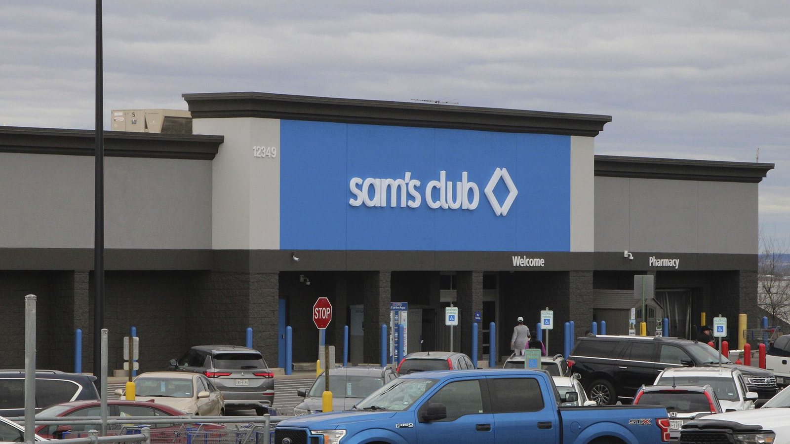 Sam’s Club will raise pay to catch up with Costco [Video]