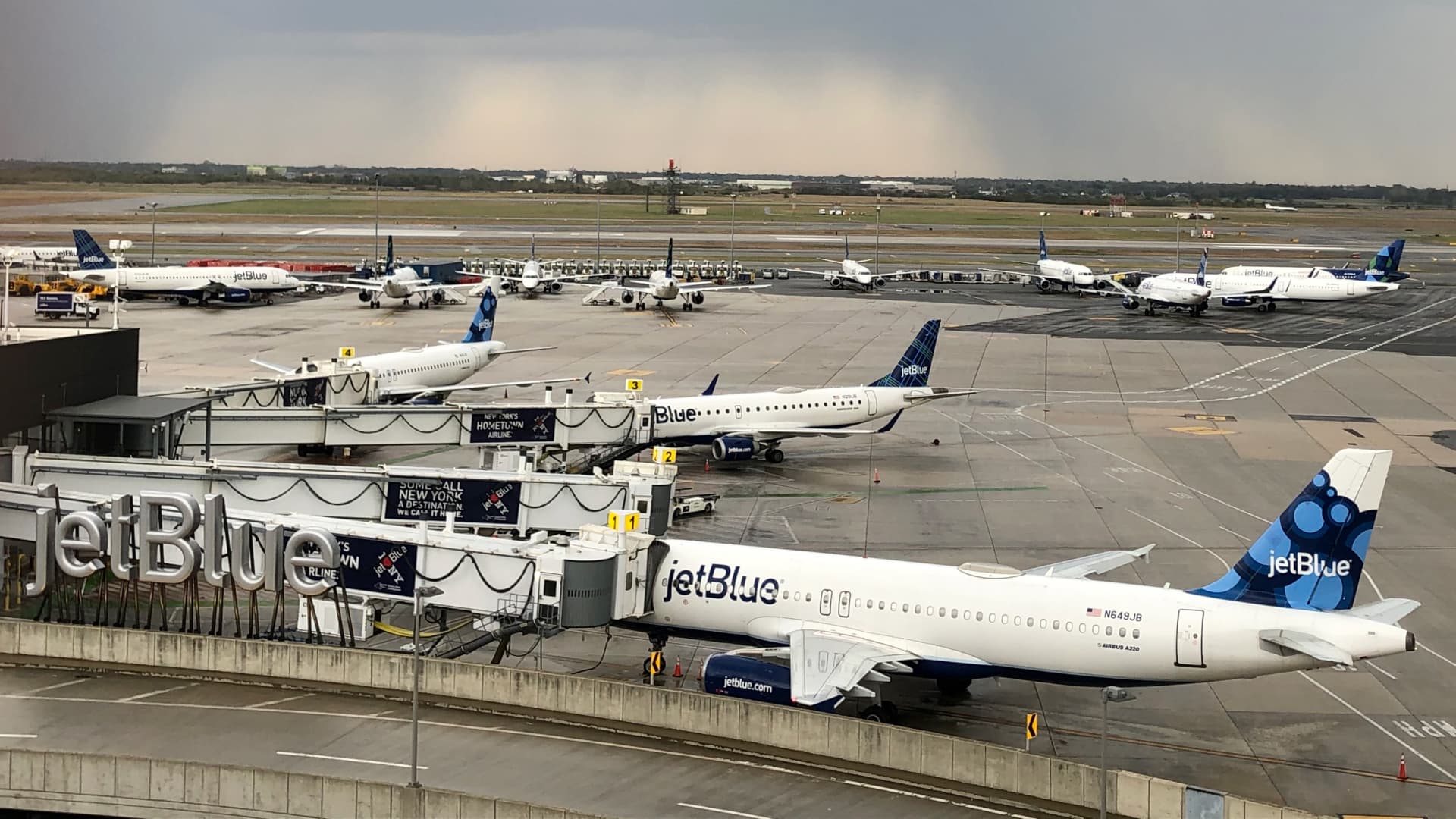 JetBlue to build airport lounges in New York, Boston [Video]