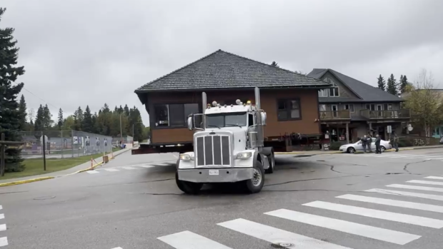 Saskatchewan historic national park building moved by semi-truck to new location [Video]