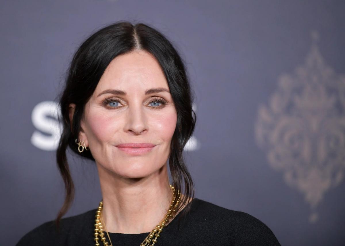 Courteney Cox celebrates 30th anniversary of ‘Friends’, says ‘Monica Geller is alive and well’ [Video]