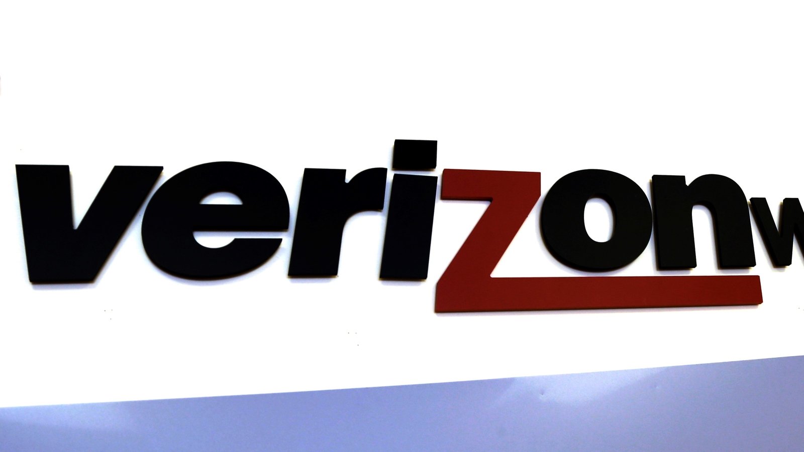 Is Verizon down? Service back up after users report outage today, phones in ‘SOS’ mode, company says [Video]