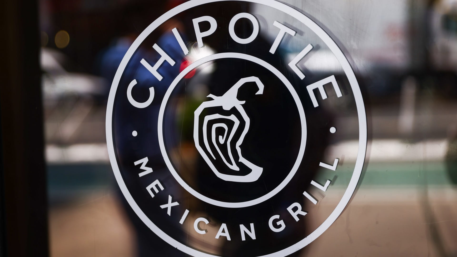 Chipotle CSO talks ‘macro resistance’ to inflation in California [Video]