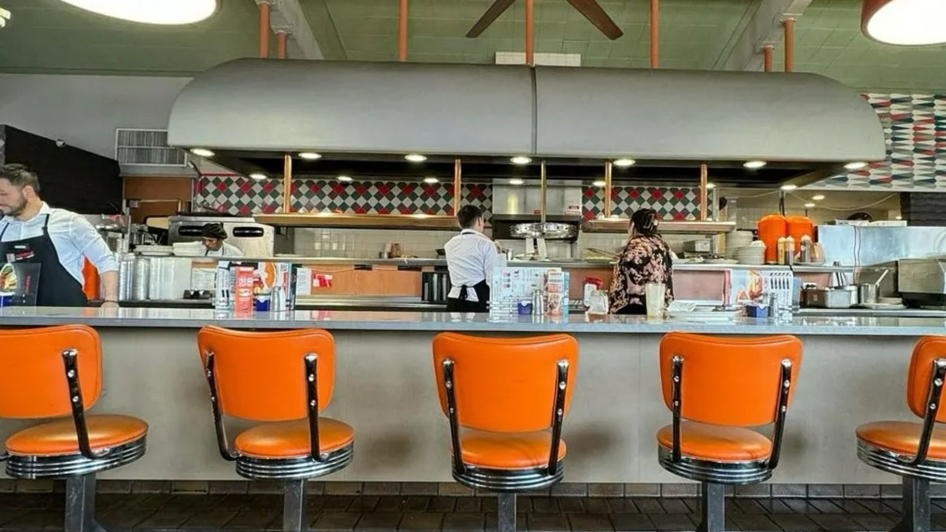 Iconic diner to open first-ever location in popular city after 75 years in business but fans expect a ‘disappointment’ [Video]