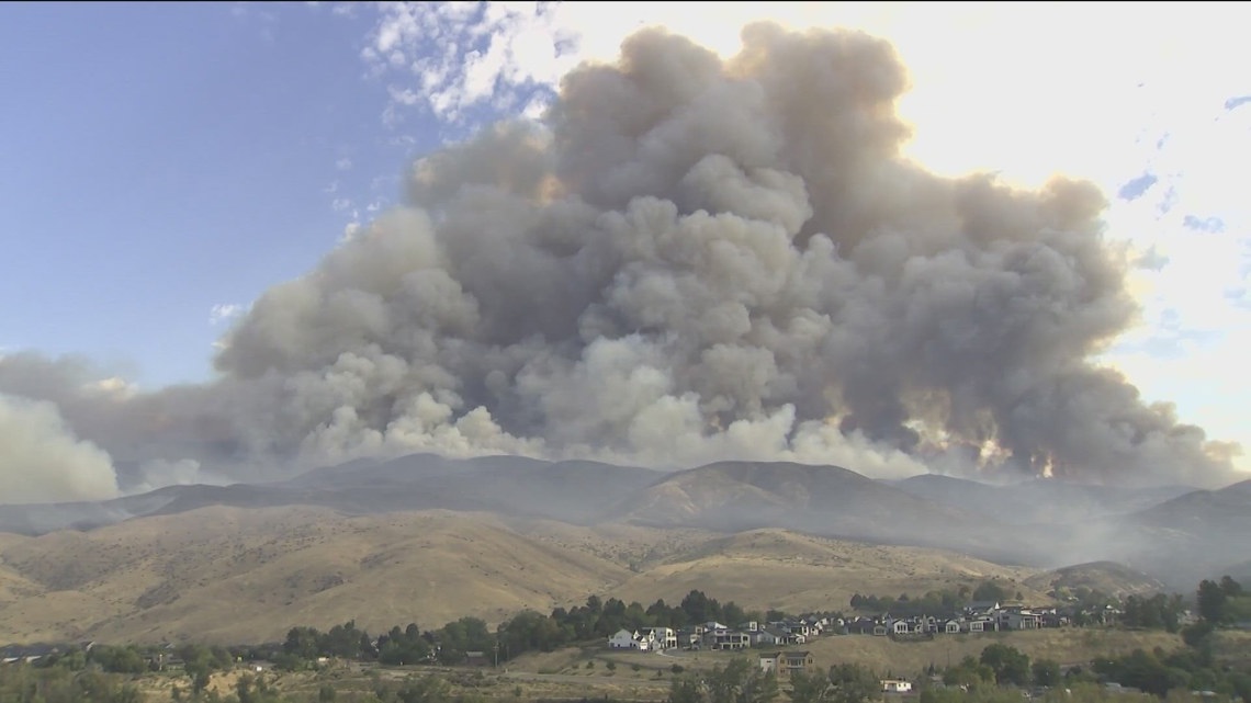 Valley Fire in Boise closes Highway 21 in Boise [Video]