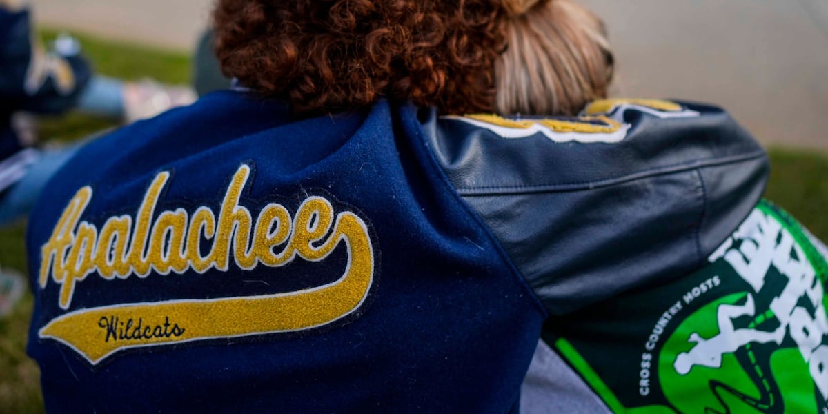 Apalachee High School football team returns home 1 month after shooting [Video]