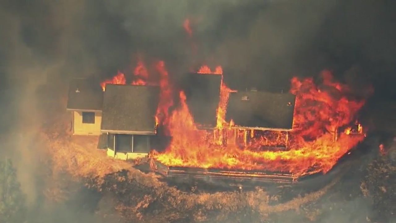 Raw video: Glenhaven fire engulfs Lake County home