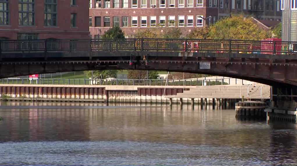 Milwaukee River Challenge: 800 rowers compete [Video]