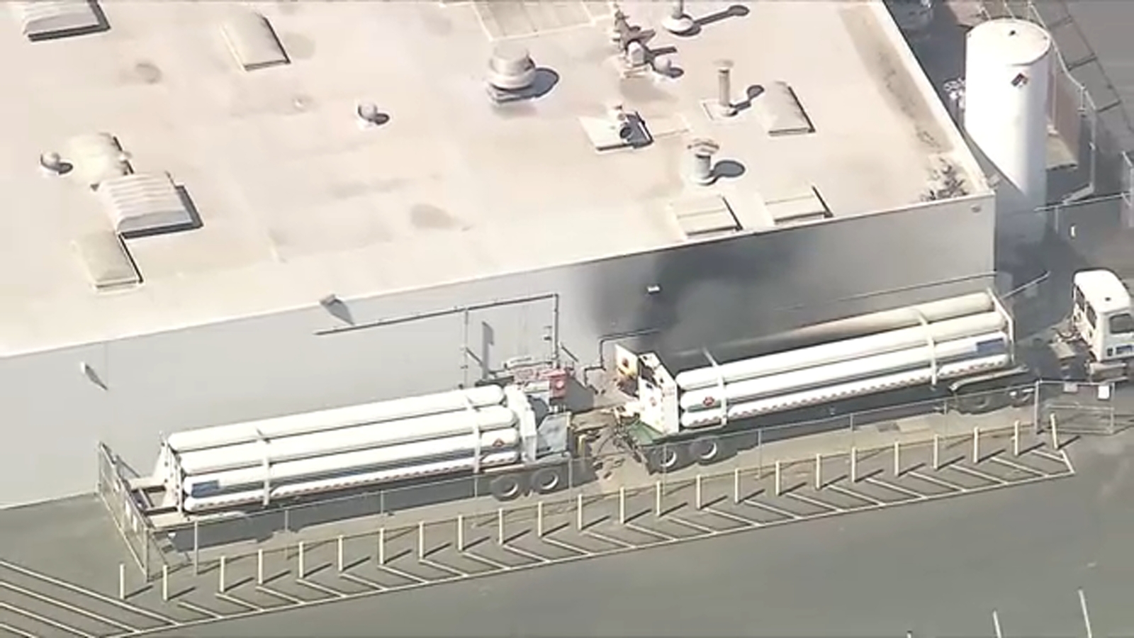 Big rig carrying hydrogen tanks catches on fire in Commerce [Video]