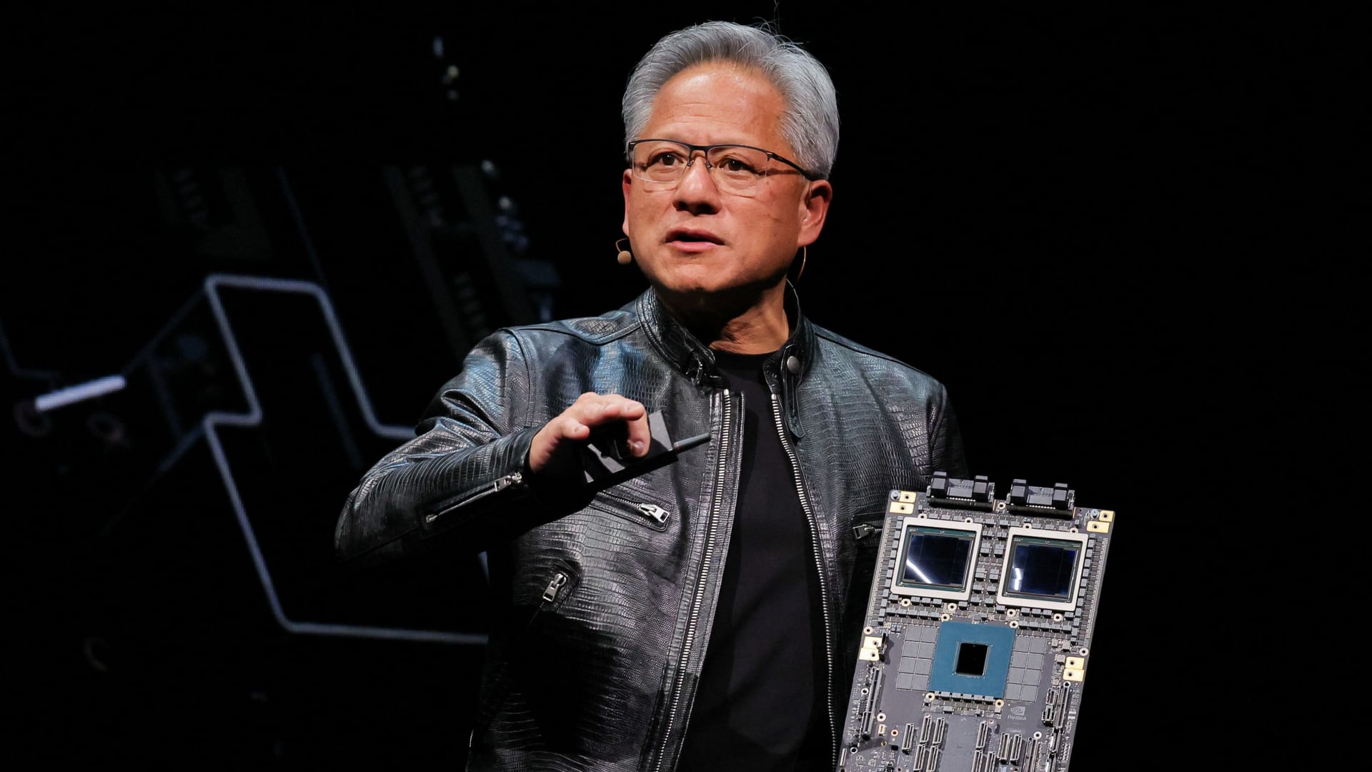 Nvidia stock up 25% in a month as stock closes in on new record [Video]