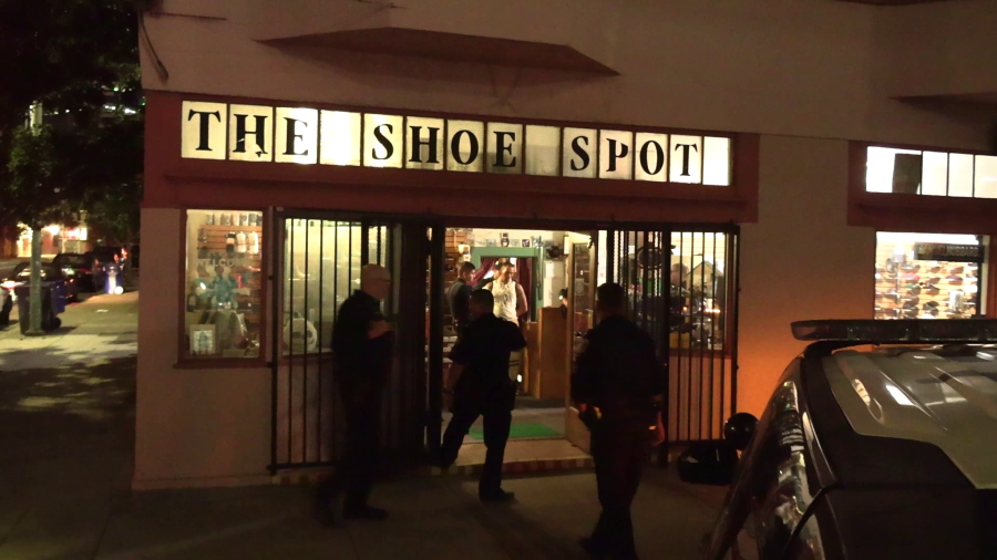 Suspected burglar gets stuck inside Oakland shoe store [Video]