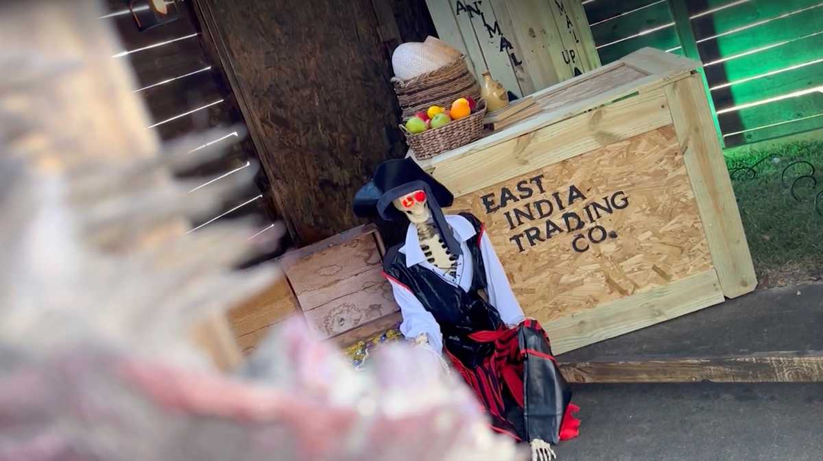 Houston couple builds life-size pirate ship to put in front yard for Halloween [Video]