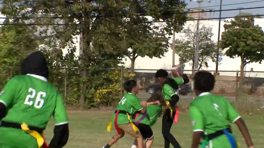 Social worker starts flag football at Milwaukee middle school [Video]