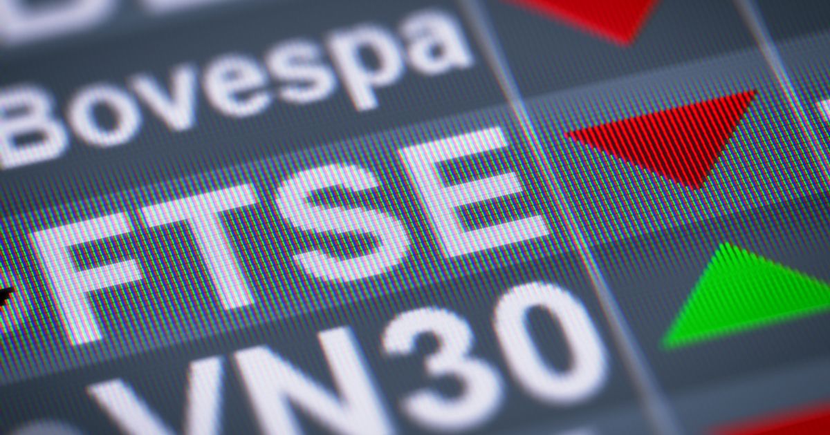 FTSE 100 opens down as lower oil weighs on Shell and BP; Bellway and DiscoverIE jump – Market Report [Video]