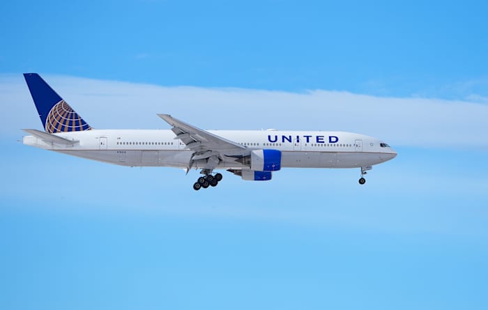 United Airlines says its third-quarter profit dipped 15% but revenue trends are looking up [Video]