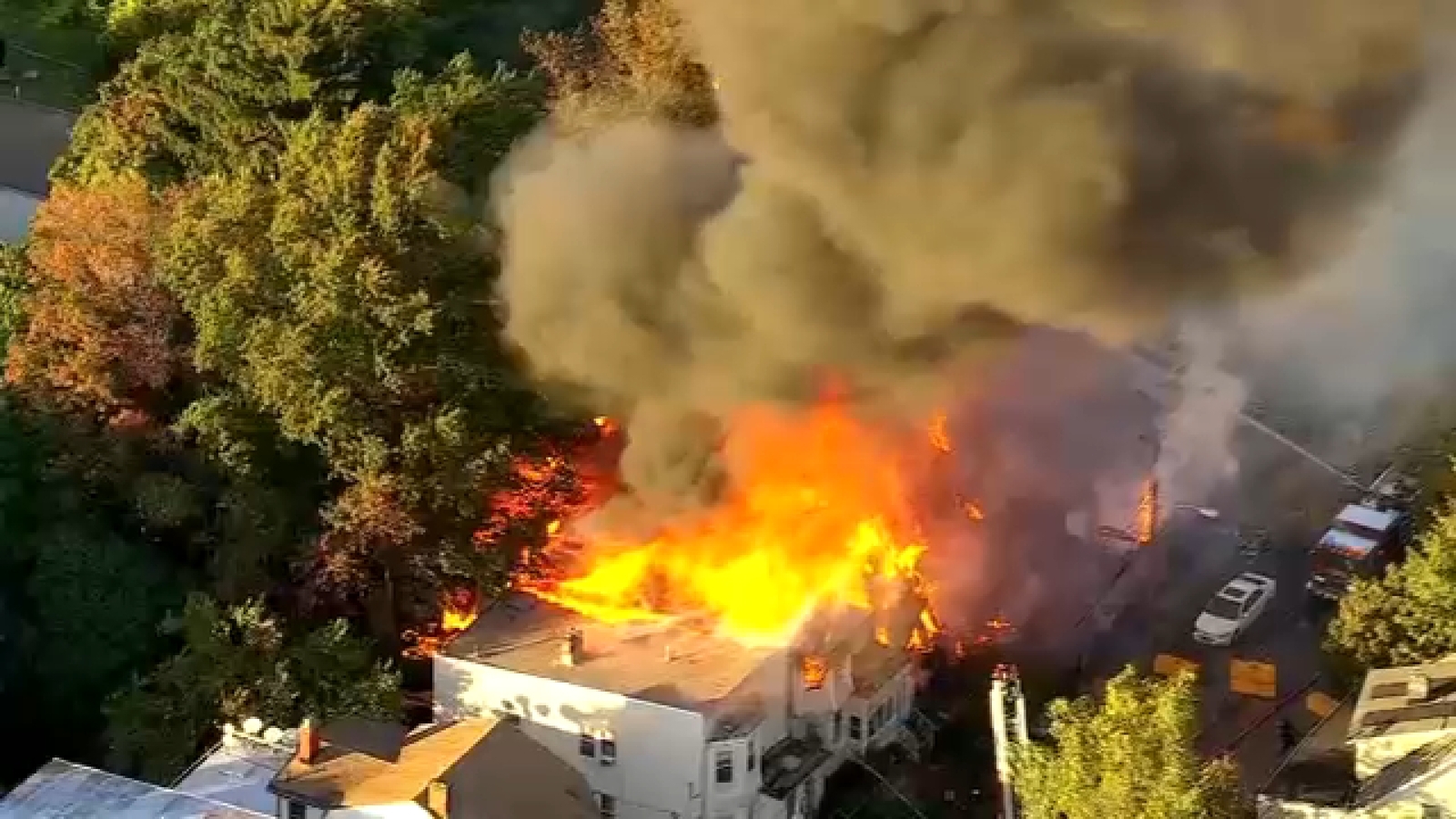 Fire in Newark, NJ today: Fire rages through several homes after starting at Montgomery and Avon avenues in New Jersey [Video]