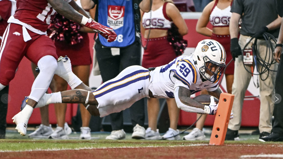 No. 8 LSU beats Arkansas 34-10 behind Durhams three touchdowns, Ramos four field goals [Video]