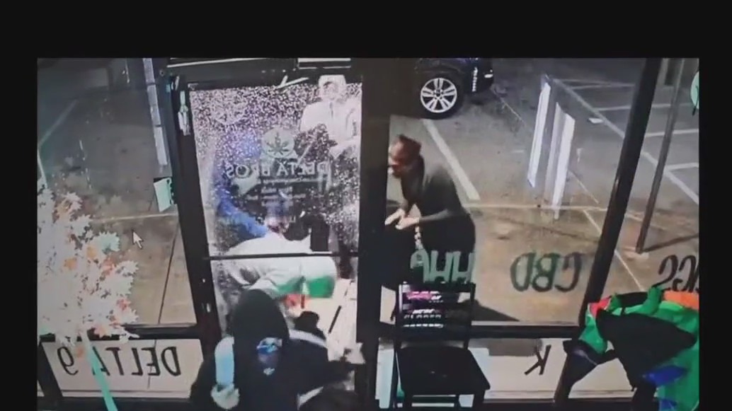 Manor stores broken into for third time; police looking for teen suspects [Video]