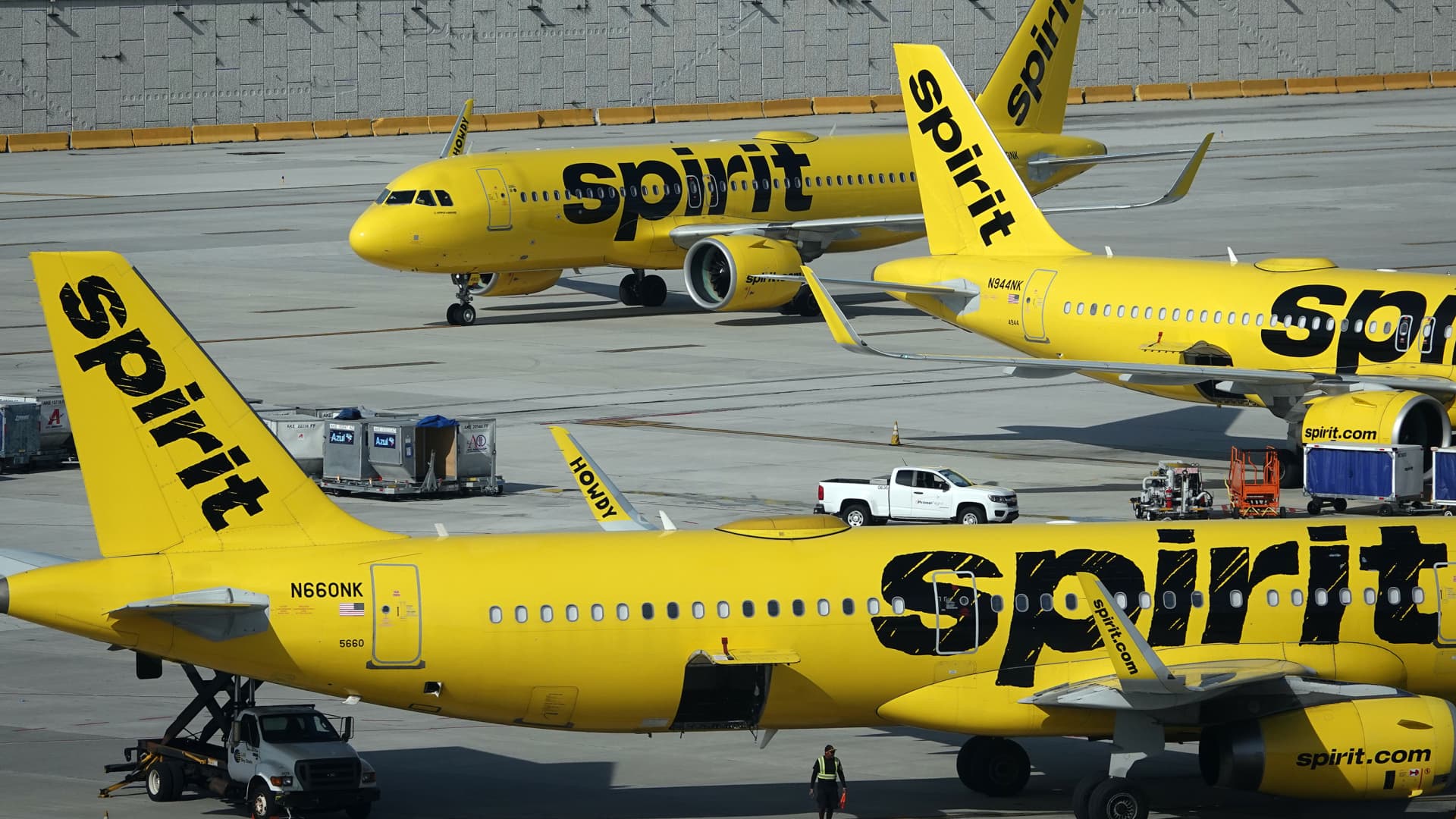 Spirit Airlines stock jumps as carrier plans to sell planes, cut jobs [Video]