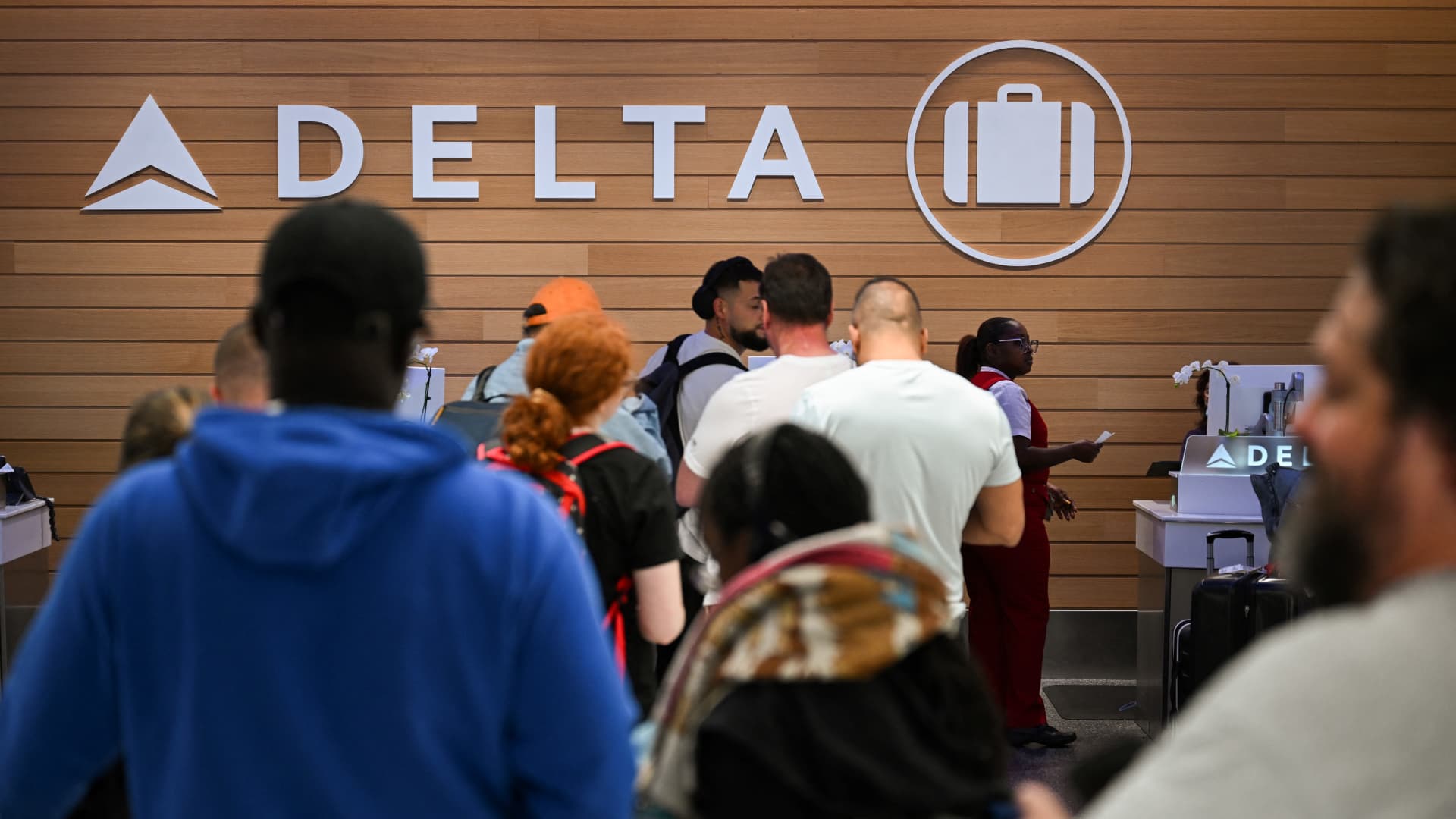 Delta suit against CrowdStrike after IT outage caused cancellations [Video]