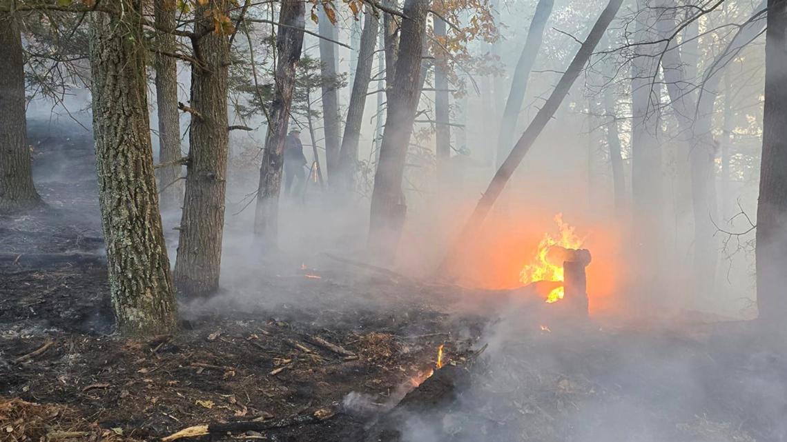 Brush fire near mountain in Franklin, Conn. amid dry weather [Video]