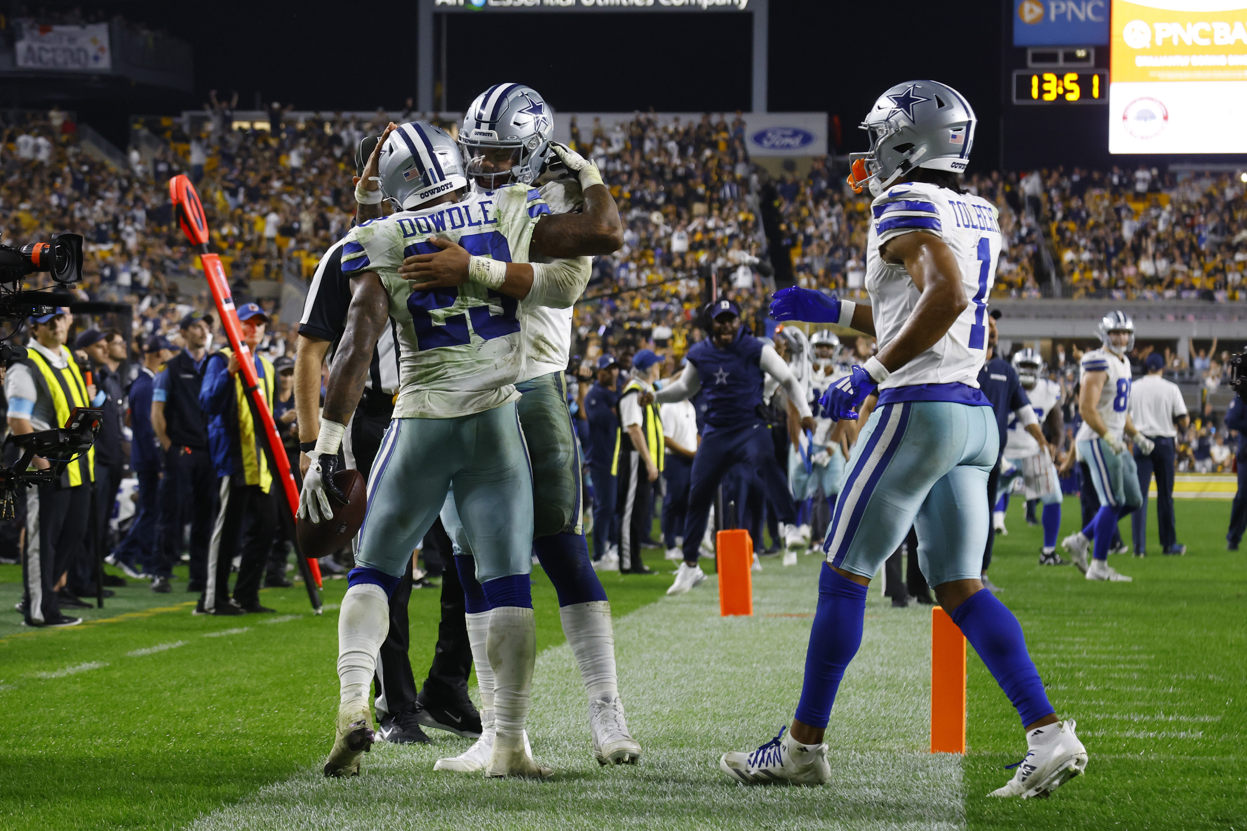 Cowboys’ RB Questionable After Falling Ill When Arriving at Stadium [Video]