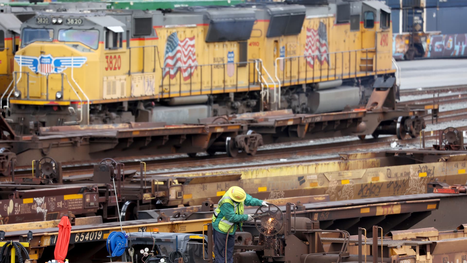 For first time in 61 years, freight rails split on union strategy [Video]