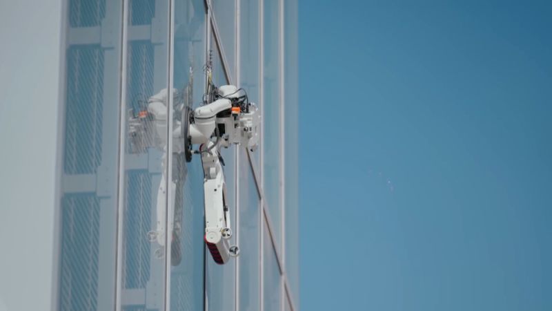 Watch gravity-defining robot scale Texas high-rise [Video]