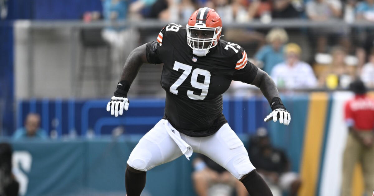 Dawand Jones to start at left tackle in Sunday’s game against Chargers [Video]