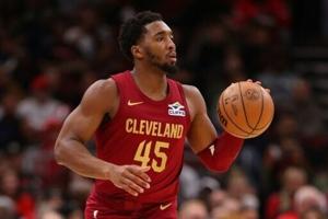 Mitchell magic as Cavs sink Bucks to stay perfect [Video]