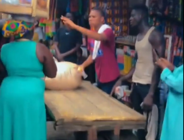 Watch as Xavier Sosu works as a ‘truck pusher’ at Madina Market [Video]