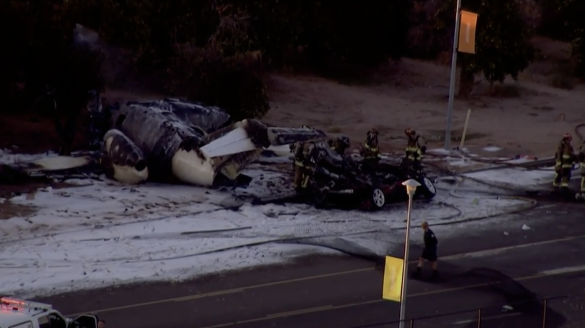 5 killed when small plane crashes through Arizona airport fence [Video]