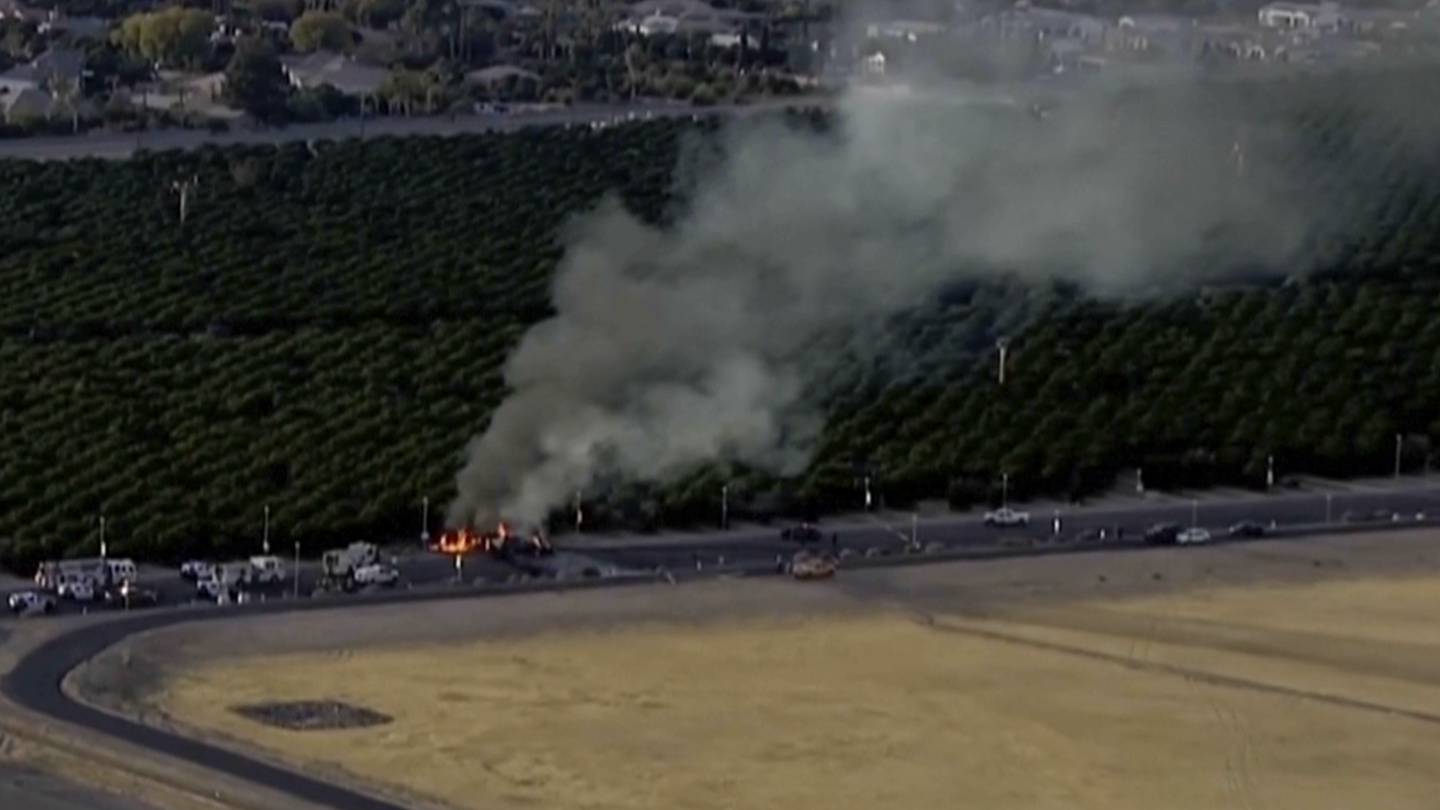 5 people are killed in Arizona when a plane crashes through an airport fence and collides with a car  WSOC TV [Video]