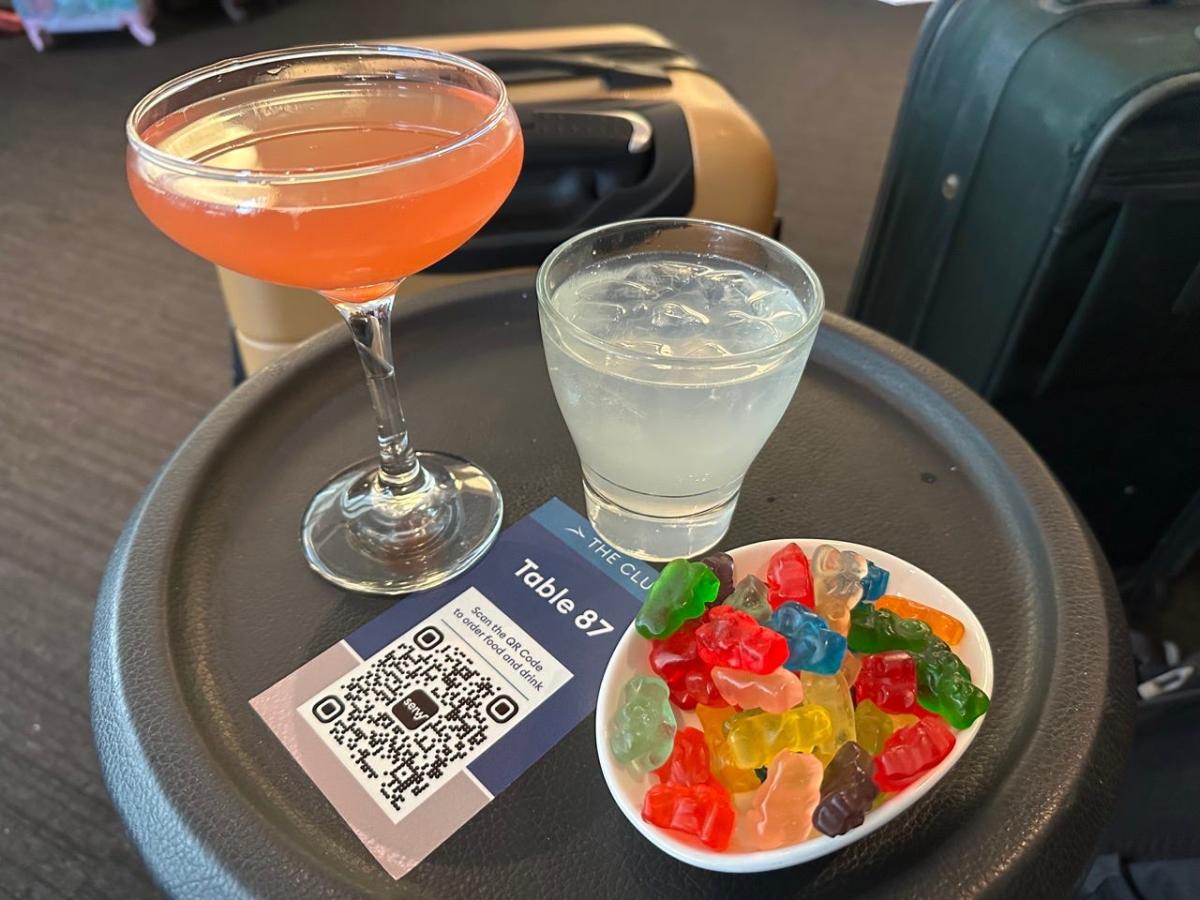 I visited a popular lounge at the Orlando International Airport. It let me down, but I’ll still visit every time I fly. [Video]