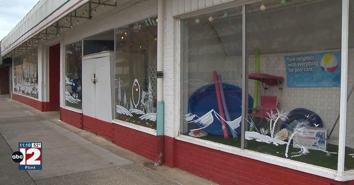 Artists paint holiday scenes on downtown Midland storefronts | Local [Video]