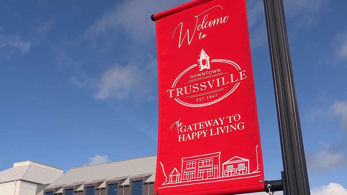 Holiday Stroll kicks off shopping season in Trussville [Video]