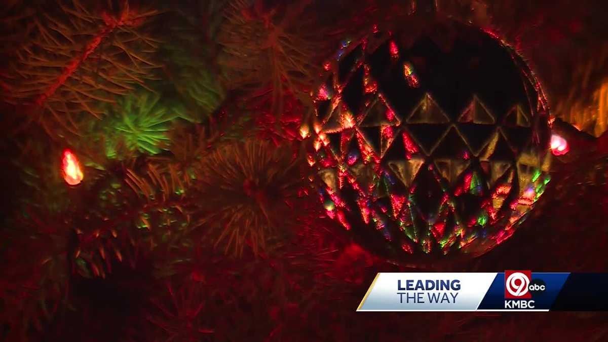 Oak Grove, Missouri neighbor lights up home to uplift friend in need [Video]