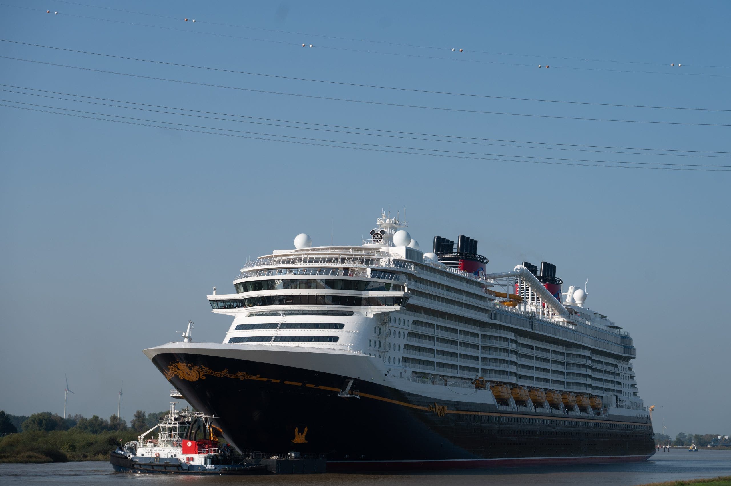 Disney Cruise Line ship rescues passengers at sea from sinking catamaran near Bermuda [Video]