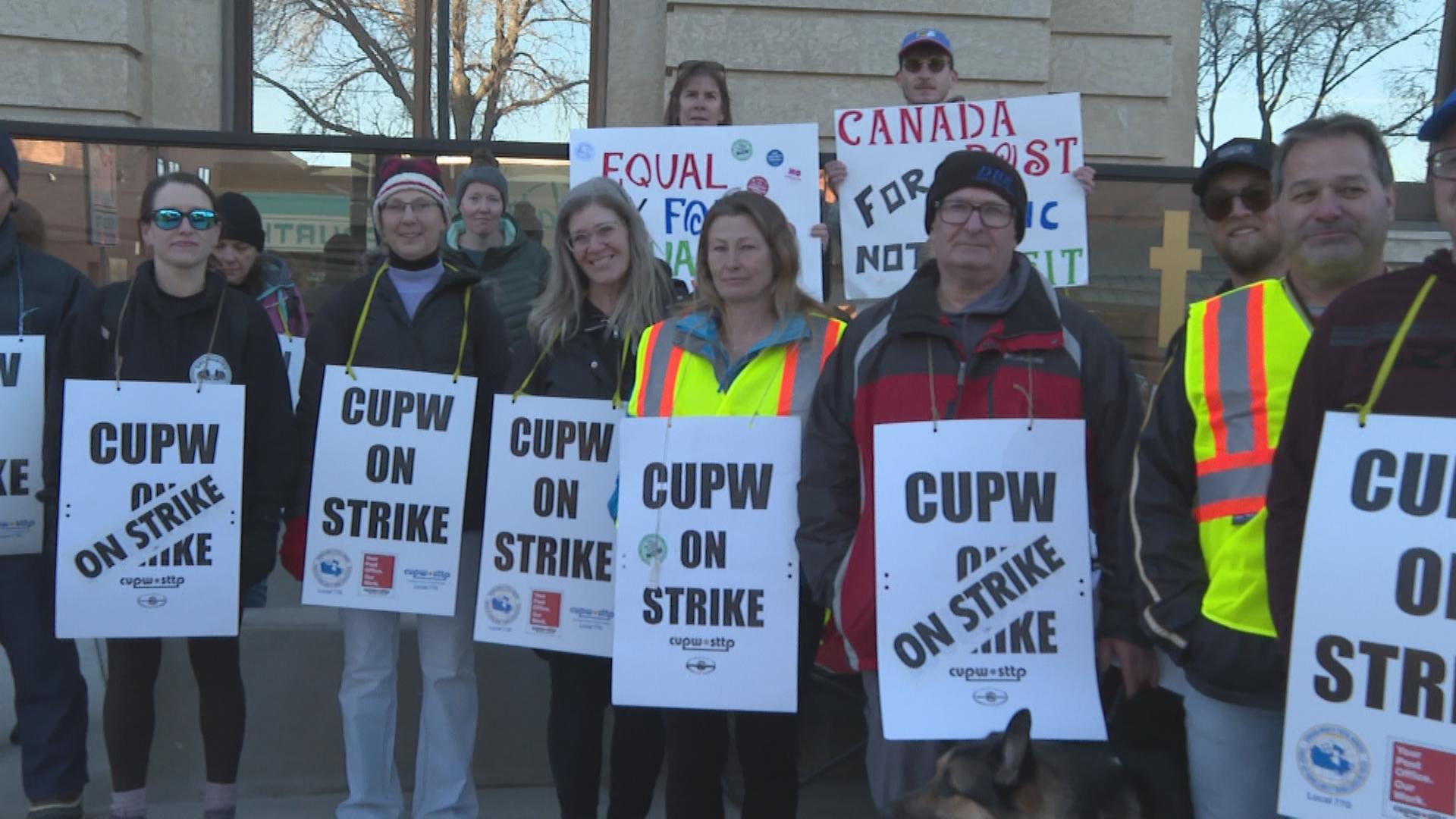 Lethbridge postal workers picket downtown during nationwide Canada Post strike – Lethbridge [Video]