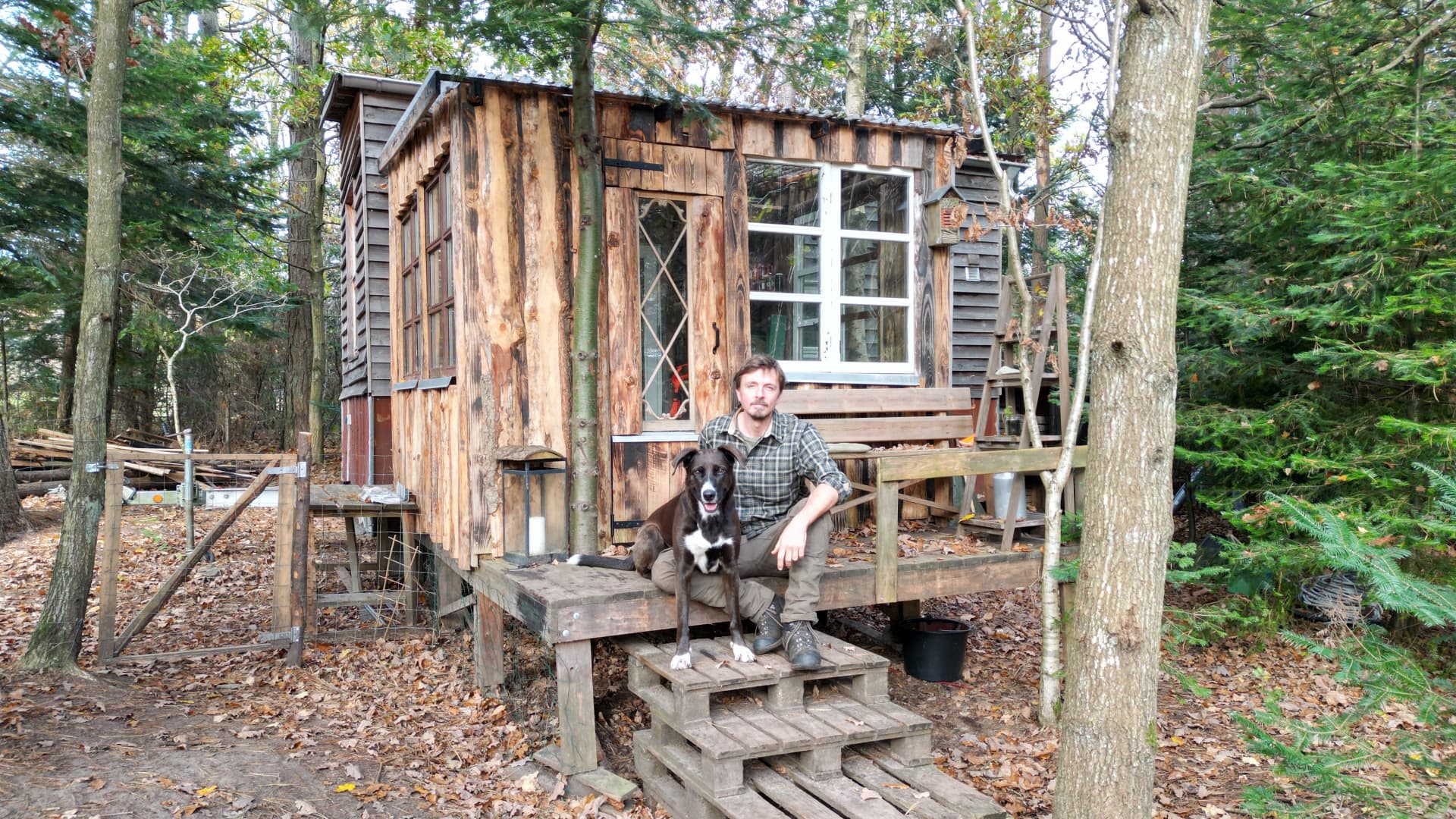 Look inside this millennial’s tiny home in the woods of Denmark [Video]