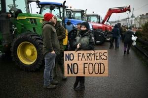 Farmers target PM Starmer in protest against new UK tax rules [Video]