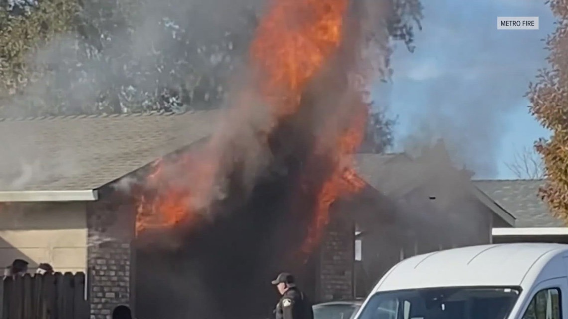 Sacramento County deputies rescue 3 people, 4 birds from fire [Video]