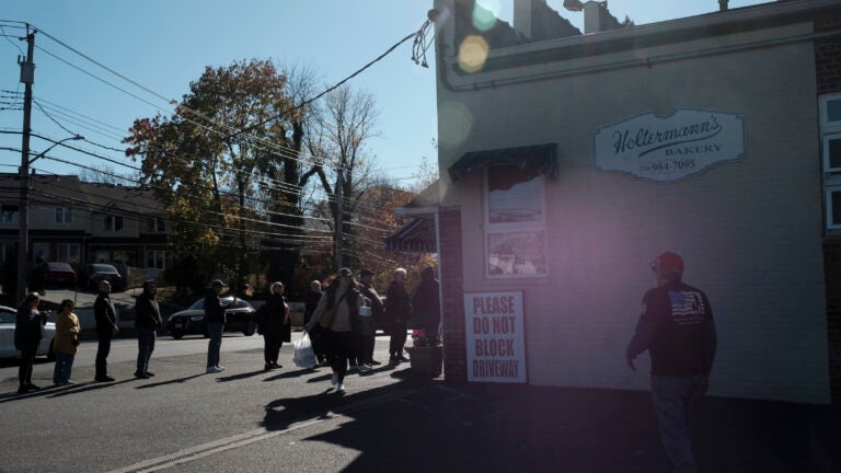 Why Whoopi Goldberg is feuding with a Staten Island bakery [Video]